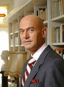 De moord, 6 mei 2002, op politicus Pim Fortuyn zet Martijn Koolhoven een jaar lang op het spoor van diens moordenaar, Volkert van der G. 